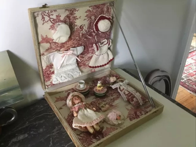 Ancienne Poupée Mignonnette SFBJ En Porcelaine Et Son Trousseau