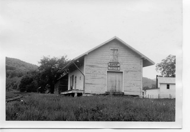 2CC987 RP 1950s? DELAWARE & HUDSON RAILROAD FREIGHT ? STATION RUPERT VT