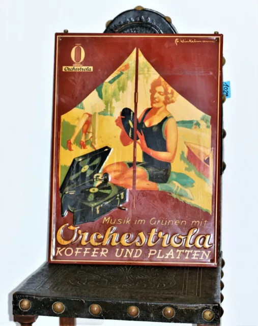 Großer Werbeschild, Metall; „ Orchestrola Koffer u. Platten“, 49 cm. Plakatkunst Großer Werbeschild, Metall; „ Orchestrola Koffer u. Platten“, 49 cm. Plakatkunst
