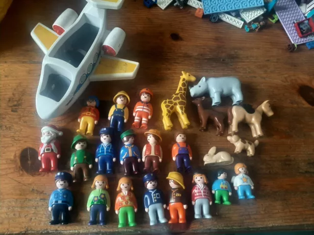 Playmobil 1er  age _ lot de 23 figurines dont personnages et animaux + 1 avion