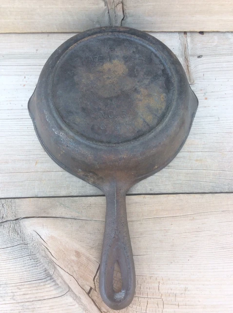 Vintage #3 Cast Iron Skillet 6 5/8” Heat Ring Two Pour Spouts