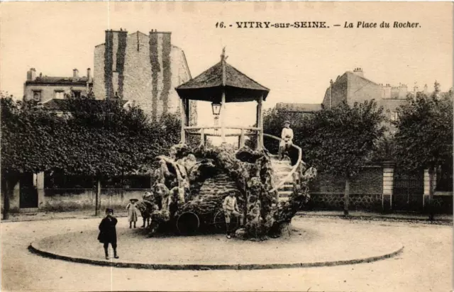 CPA AK VITRY-sur-SEINE La Place du Rocher (672136)