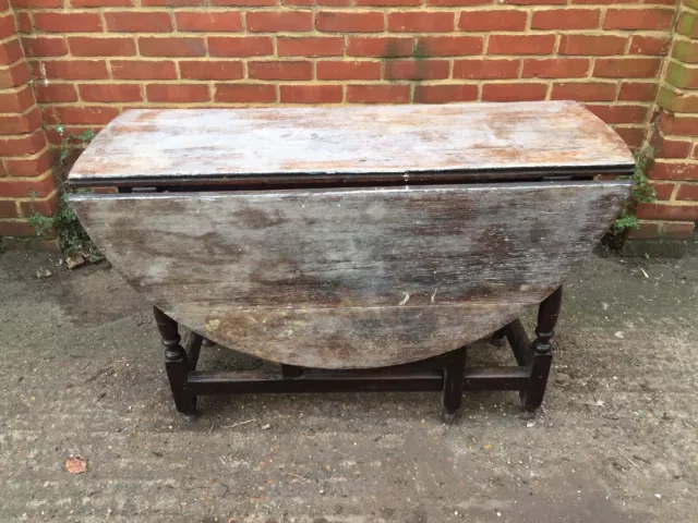 A RARE  EARLY  18th CENTURY OAK GATELEG DROPLEAF DINING TABLE