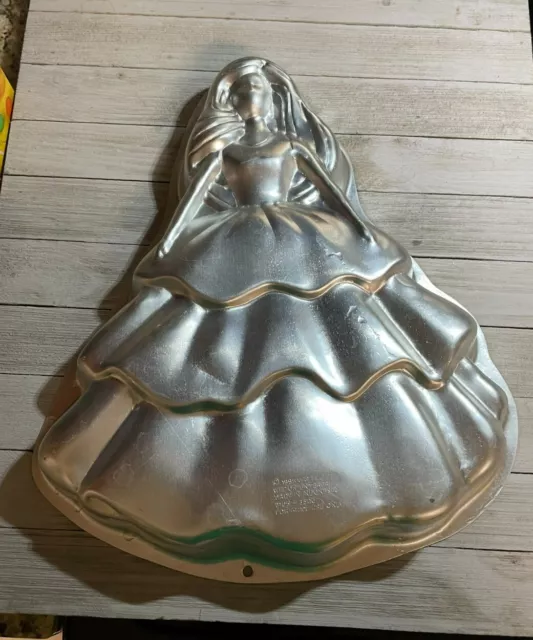 Wilton 1995 Mattel Barbie Character Aluminum Birthday Cake Pan 