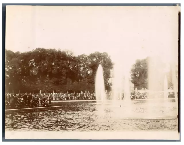 France, Château de Versailles, Scène animée près de la fontaine  Vintage citrate