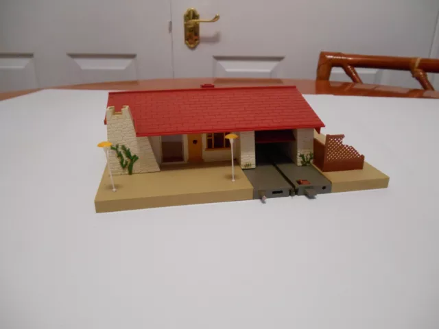 Minic M'ways M1807 Bungalow with automatic garage & smoking chimney (untested)