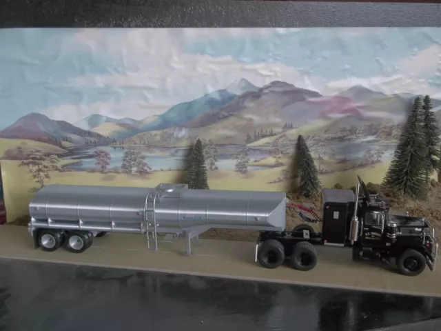 FIRST GEAR 1:64 Scale Convoy Mack Tanker Rubber Duck C.W. McCall