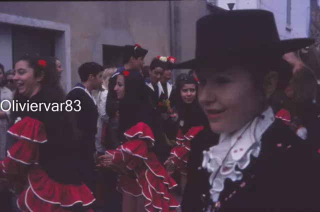 Diapositive photo ancienne 1973 - jeunes filles majorettes au corso de La Garde