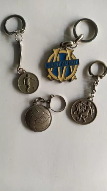 Lot de quatre  portes clefs  en fer  sur le thème du foot  pour collection .