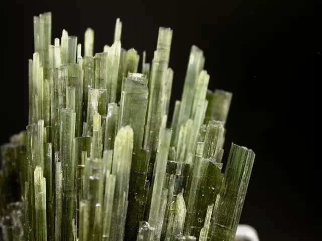 TOURMALINE, ELBAÏTE - CRUZEIRO MINE,MINAS GERAIS, BRÉSIL - 7,5 x 3,2 cm ; 32,5 g