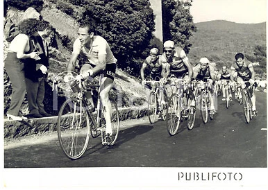 Photo Vintage 1953 Giro D'Italia - Louison Bobet Au Ravitaillement, Format 18x13 Cm, Occasion