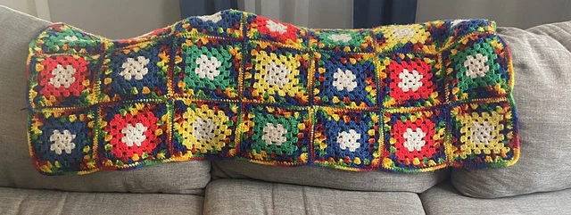 HOUSSE DE VOLANT au crochet coloré avec design carré mamie pour
