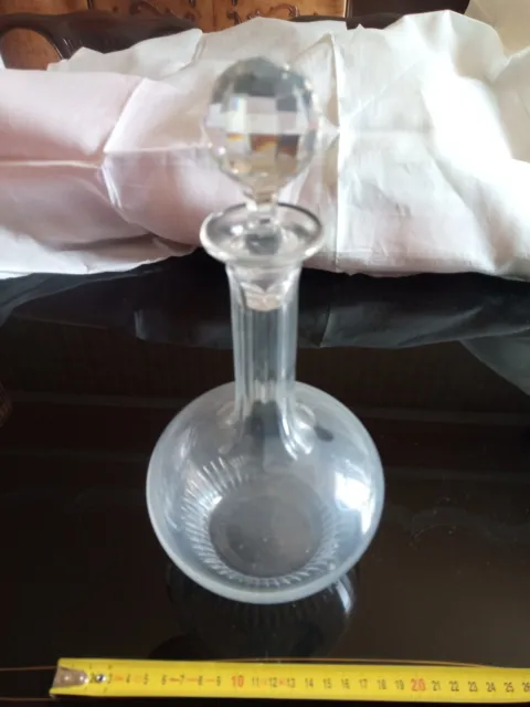 Antica bottiglia decanter in cristallo per vino e acqua con tappo.