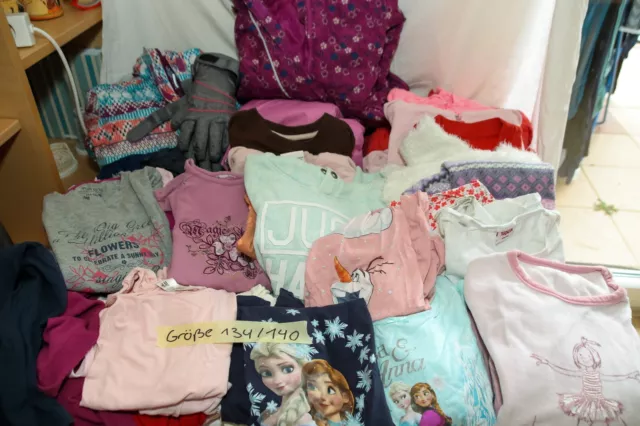 Kleinkinder / Kinderkleidung Paket Mädchen Größe 134/140 ca. 80 Teile