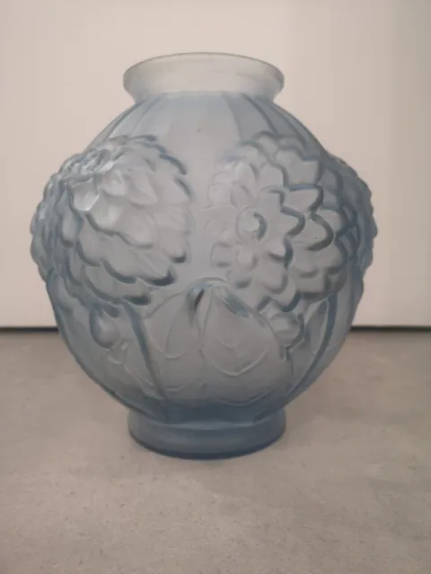 Vase en verre pressé moulé bleu Art Déco signé Pierre De Cagny vers 1930