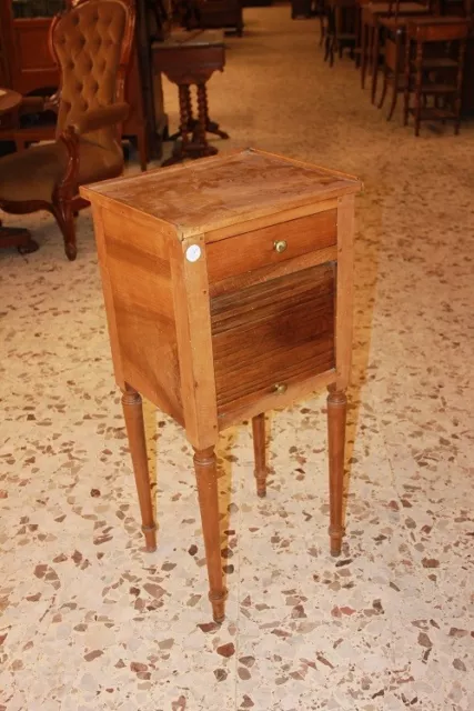 Mobiletto comodino francese stile Luigi XVI del 1800 in legno di noce serranda