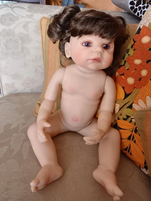POUPEE 50 CM Elle est brune , elle porte un petit ensemble a fleurs rouge on peu 3