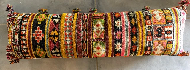 Ancien long coussin de sol berbère fait main à partir de tapis . Pièce unique 