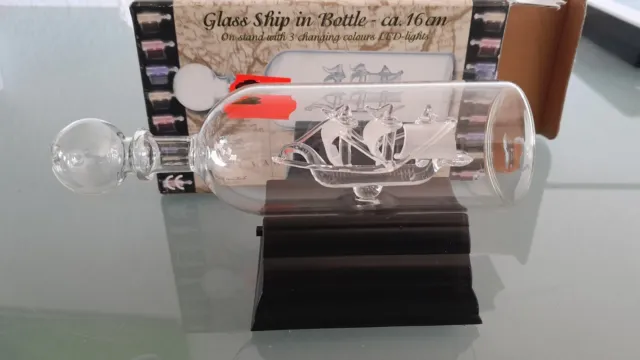 Beleuchteters Buddelschiff / Glasschiff in der Flasche 16 cm