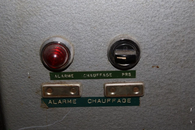 Armoire électrique ancienne commande d'éclairage pylônes SNCF pour triage.  3