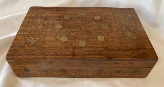 Caja de madera vintage. Incrustación de latón