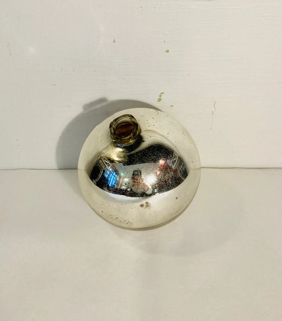 Ancienne grosse boule de Noël, en verre mercurisé et laiton