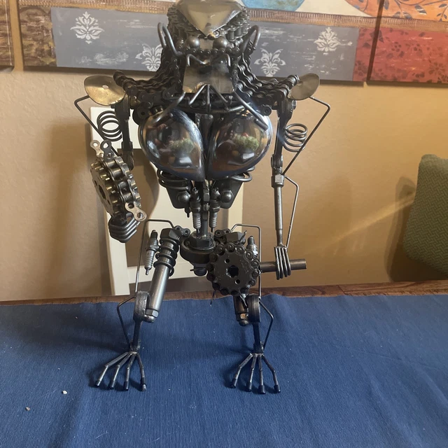 PREDATOR ALIEN SCRAP Metal Sculpture Art Nuts/Bolts/Screws 18”High
