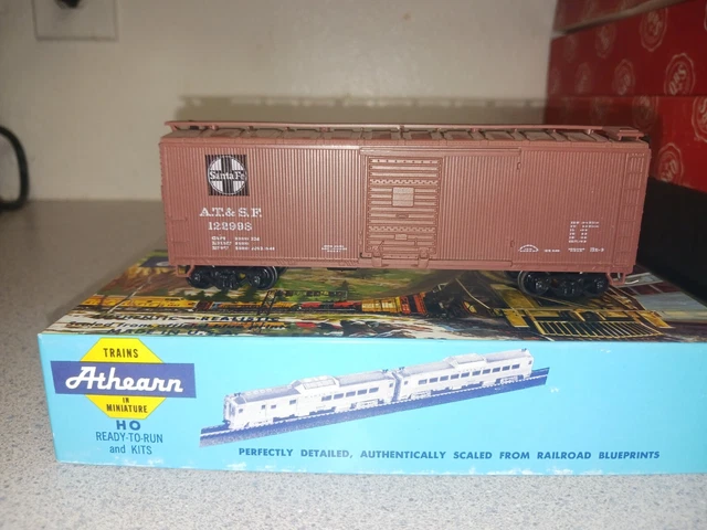 Vintage Athearn - HO Scale train - 40' Box Car - Santa Fe rail assembled