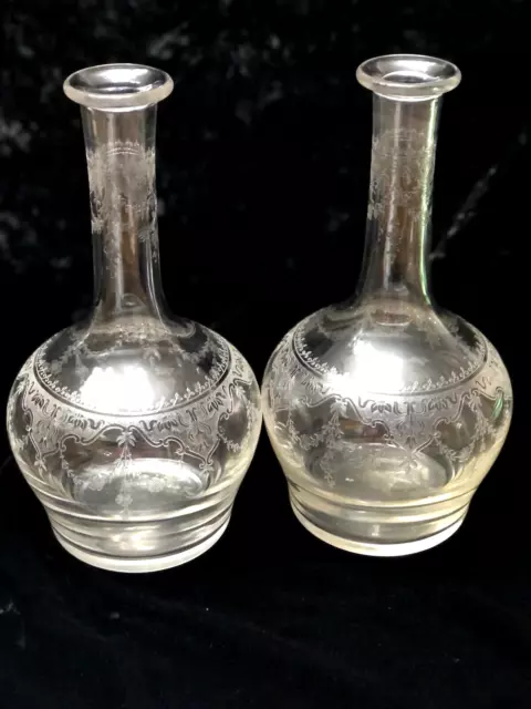 Paire d'anciennes carafe en cristal gravé numéroté Saint Louis ? sans bouchon