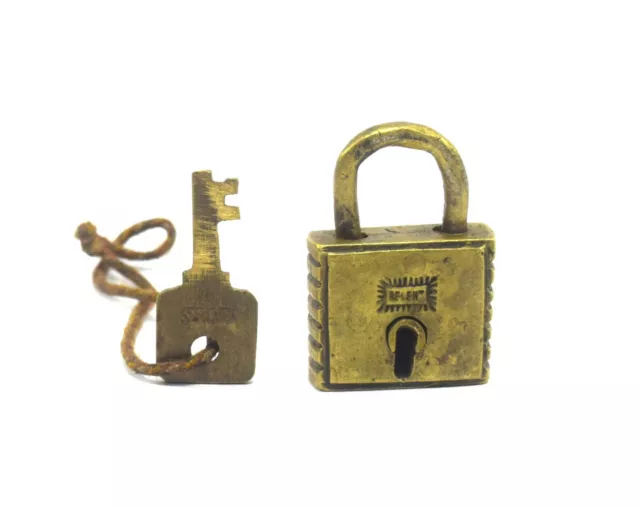 Vintage Piccolo Ottone Viaggiatore Chiave Lucchetto da Collezione Misura G2-357