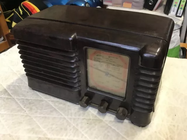 Vintage little maestro Pilot Bakelite  valve/ tube radio