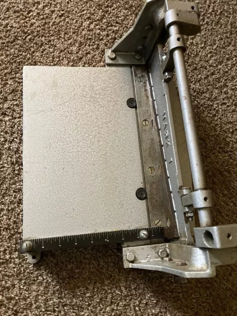 Manual PCB board cutter