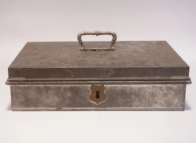 Caja de metal antigua caja utensilio con mango decorado y cerradura de escudo