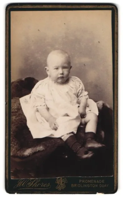 Fotografie J. W. Shores, Bridlington, Promenade, Portrait niedliches Baby im we