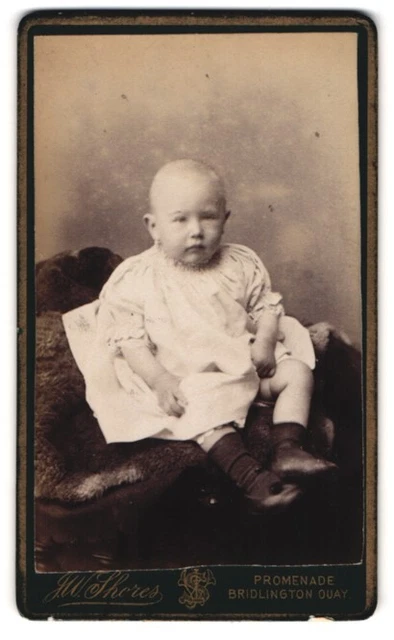 Fotografie J. W. Shores, Bridlington, Promenade, Portrait niedliches Baby im we