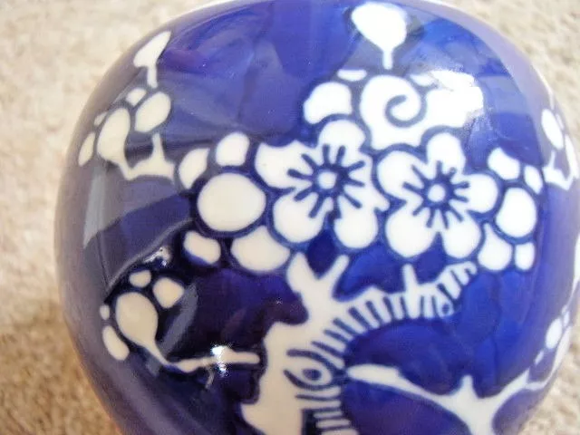 Collectable Chinese porcelain blue and white vase with cover -ginger jar 2