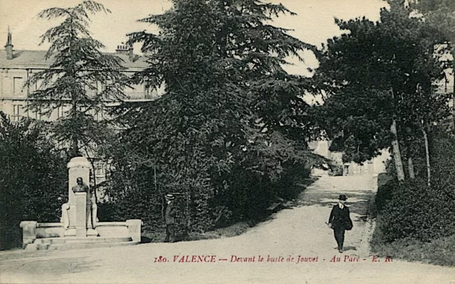 CPA 26 - Valence - Devant le buste de Jouvet - au Parc