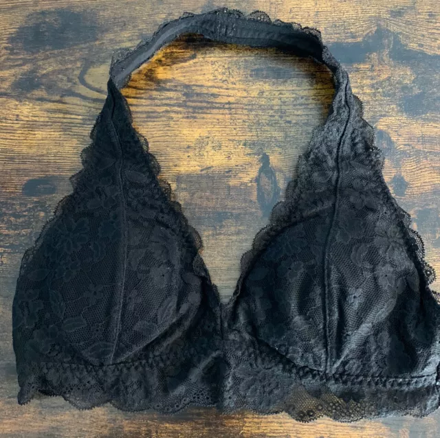https://www.picclickimg.com/ZPQAAOSwbvJh7A8A/Gilly-Hicks-x-Hollister-Padded-Black-Lace-Halter.webp