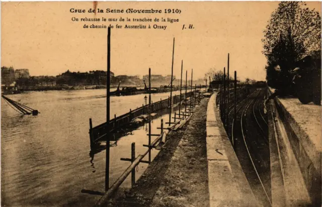 CPA Crue de la Seine We raise the wall of the trench (561560)