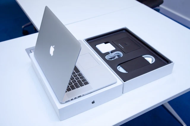 Apple MacBook Pro 15" 2.8GHz 4.0GHz 4TB/1TB SSD 16GB RAM 2015 AMD Radeon R9 MINT