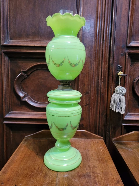 Lampada ad olio primi 900 in vetro opalino verde e decori