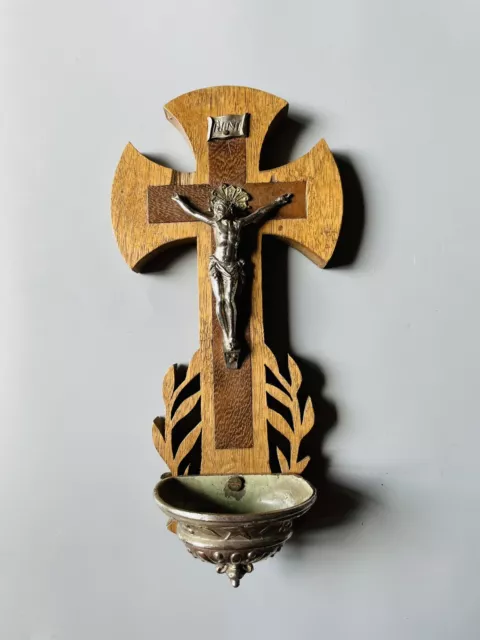 Crucifix bénitier ancien à 2 essences de bois et fer avec Titulus marqué INRI