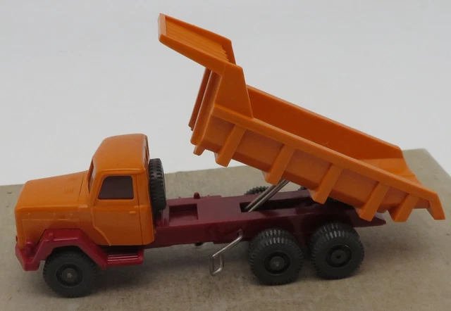 Silhouette d'icône de camion à benne basculante dans l'illustration