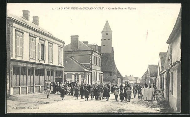 CPA La Madeleine-de-Nonancourt, Grande-Rue et Eglise