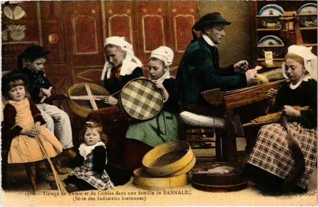 CPA Weaving the Sieve & Screbles in a Family by Bannalec FRANCE (1025552)