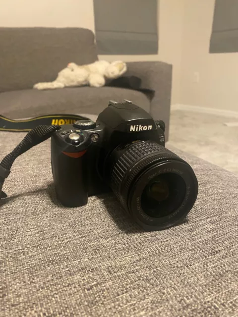 Cámara digital SLR Nikon D D40 6,1 MP - negra (Kit con lente AF-S DX 18-55 mm)