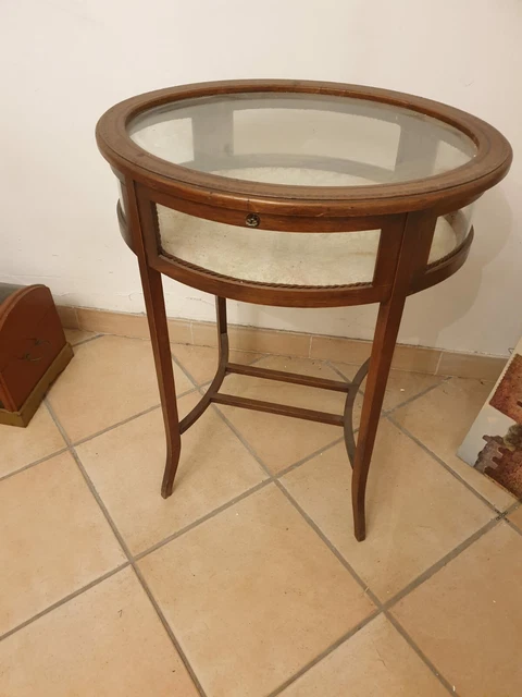 Tavolino con vetrinetta bacheca