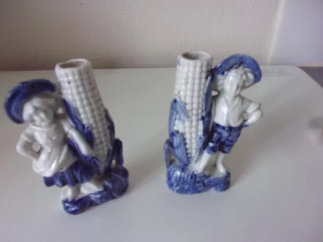 1 ancien petit couple   en porcelaine ,numéroté biscuit vernissé 