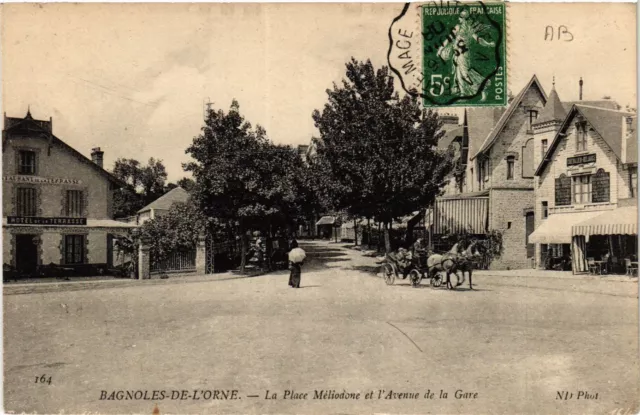 CPA BAGNOLES-de-l'ORNE - La Place Méliodone et l'Avenue de la Gare (435455)