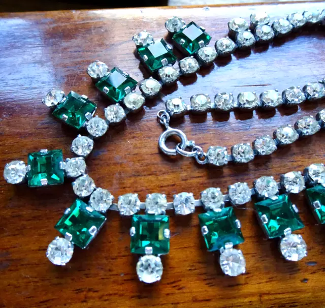 vintage emerald green & clear rhinestone fringe silver tone chain necklace -289
